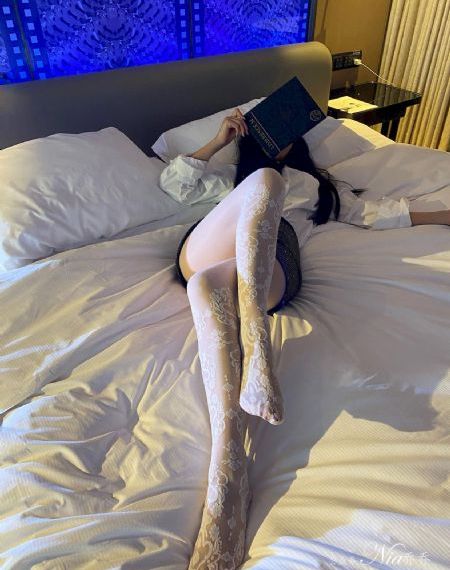 不穿内衣的瑜伽教练