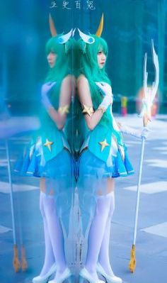 恐龙星的比基尼女孩